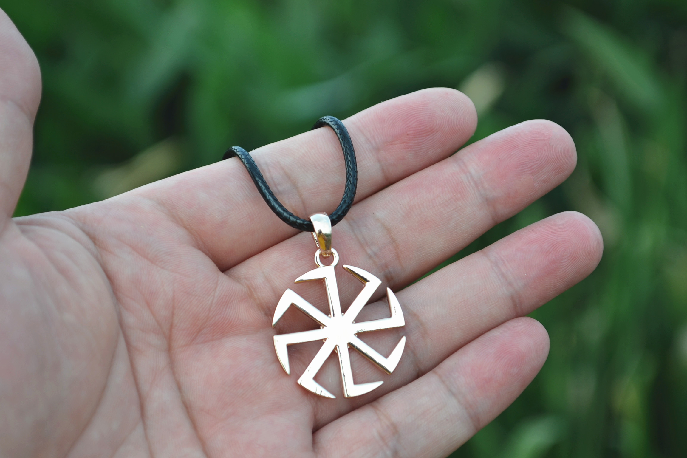 

Wholesale- 1pcs new Gold Kolovrat Amulet Pendant Slavic Kolovrat Amulet Pagan Pendant Slavic Pendant Jewelry