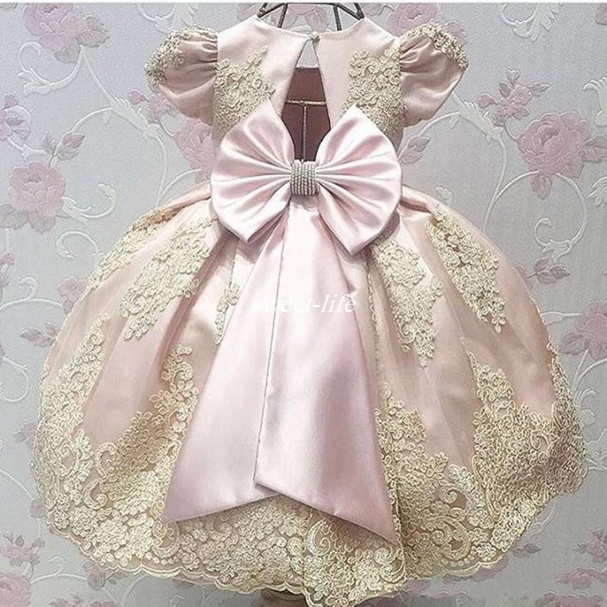 

Hot Sale Newest Blush Pink Cap Short Sleeve Satin Flower Girl Dresses Appliques Kids Pageant Dresses A-line Bow Lace Baby Party Dress 2019, Light yellow