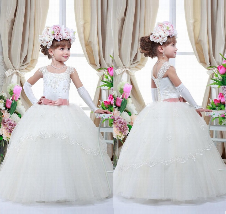 vestido branco e rosa