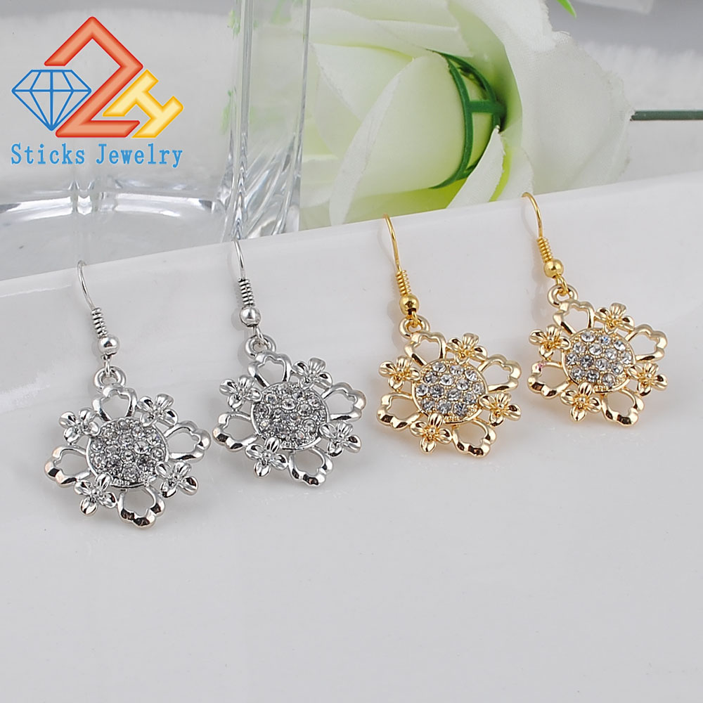 

Charm Earring the Latest Bride Earrings Hollow Flower-Shaped Gold / White Crystal Earrings
