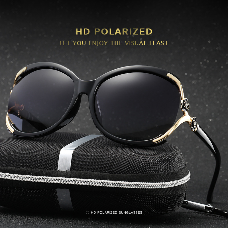 2017 Les nouvelles lunettes de soleil pour femmes sont une paire de lunettes classique avec une paire de 858