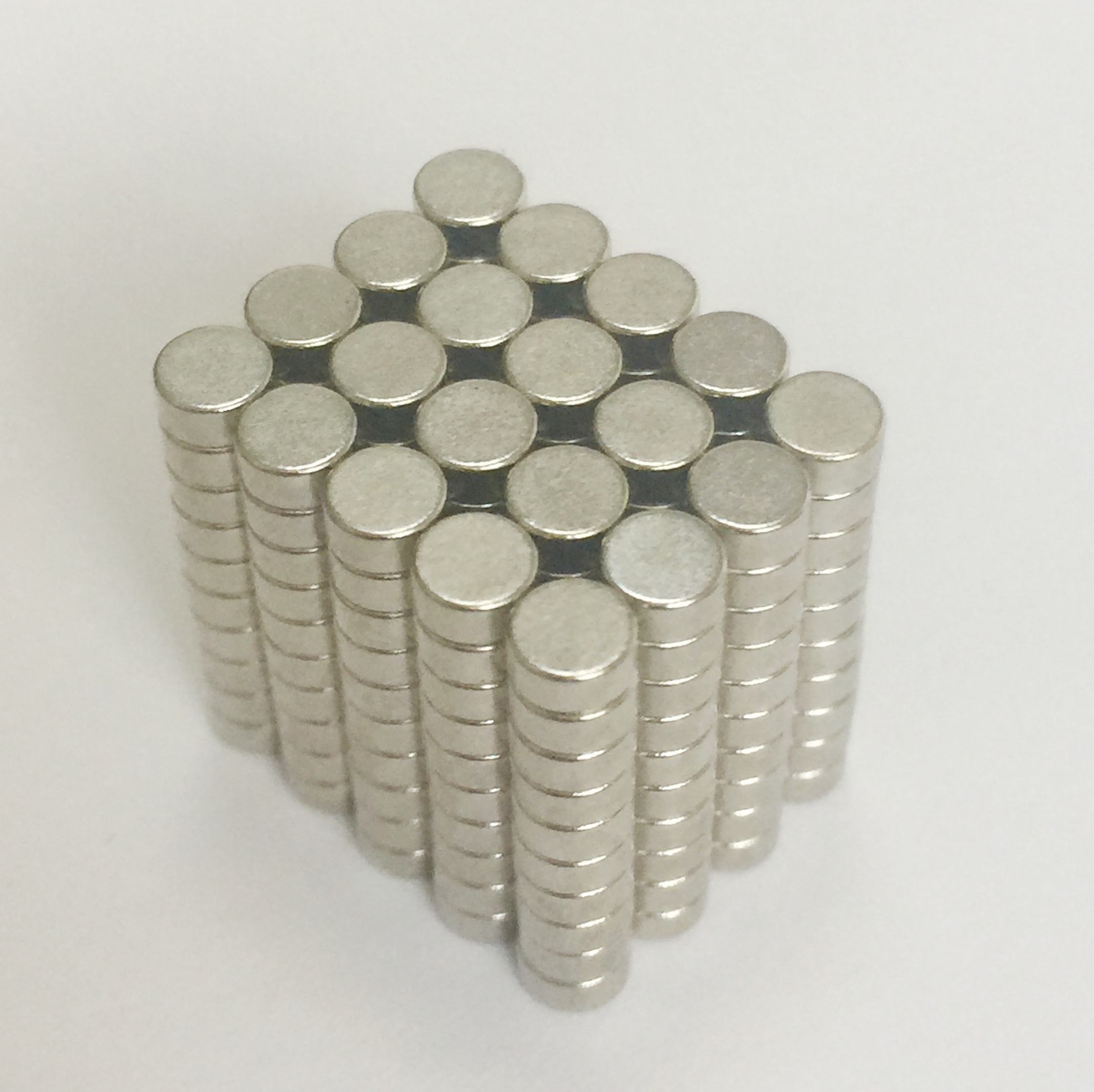 

2017 brand new 200pcs Super Strong Round Disc NdFeB Magnets Dia 4x2mm N52 Rare Earth Neodymium Craft DIY Magnet Free shipping