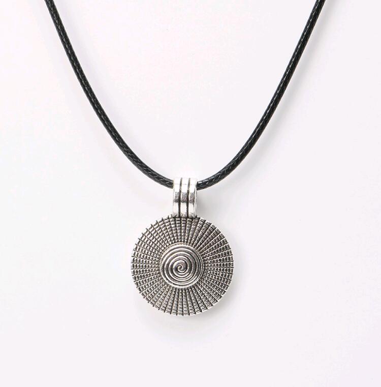 

Fashion Jewelry Antique Silver Retro Pendant Necklace Round Plate Leather Rope Short Neck Chain for Sale Wholesale