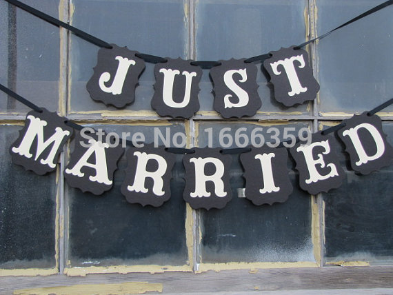 

Wholesale- Free Shipping 1 Set New Romantic Black JUST MARRIED Wedding Bunting Banner Decoration Party Supplies Photo Booth Props