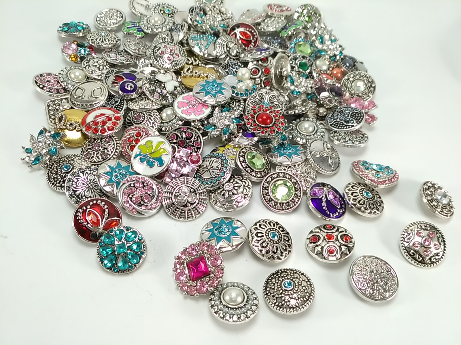 

Wholesale 50pcs/Lot Mixed Style 18mm Snap Button Metral Rhinestone Ginger Snap Jewelry Sanps Chunk Button For Noosa Snaps Charm Bracelets, Golden;silver