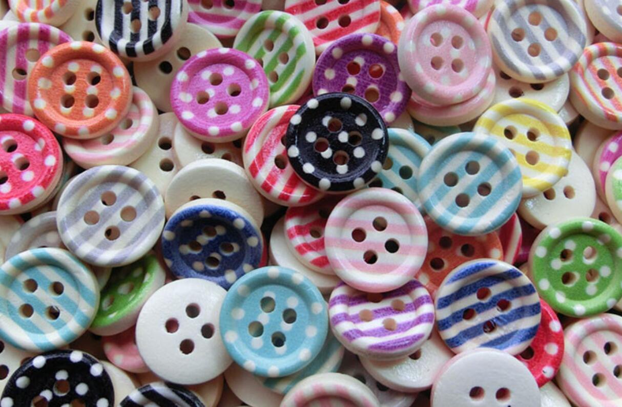 50pcs bunte hölzerne handgemachte 2 Lochknöpfe für diy nähendes