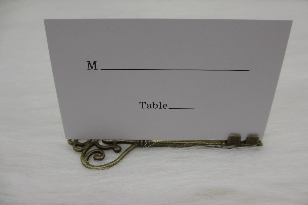 

Wholesale- 100pcs/lot Wedding Favors Antique Bronze Skeleton Key Place Card Holder with Matching Place Card Wedding Decoration Accessory