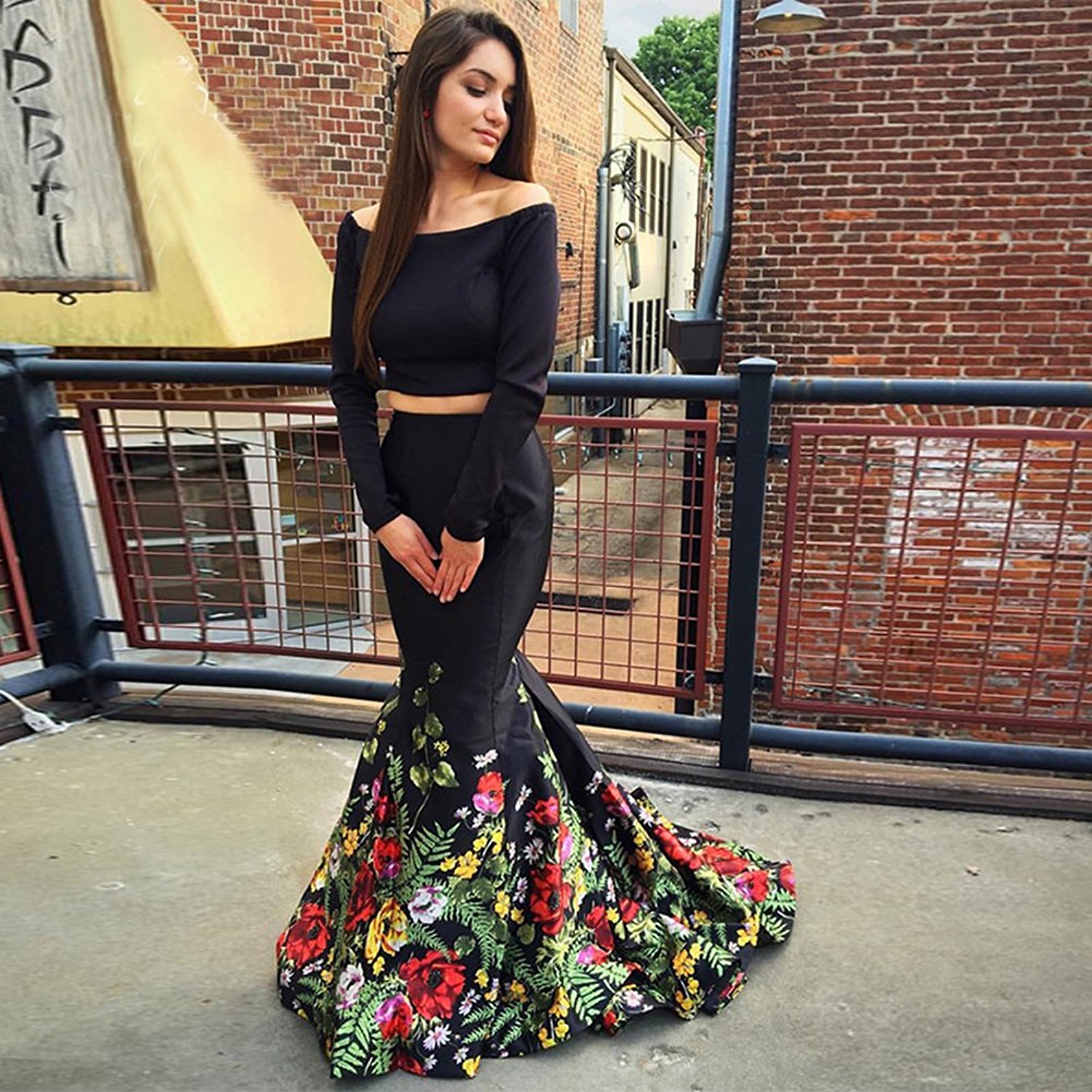 Sexy 2018 Scoop Long Sleeves Evening Dresses Mermaid Floral Printed Skirts Court Train Prom Party Dresses Black Satin Girls Two Pieces Gowns