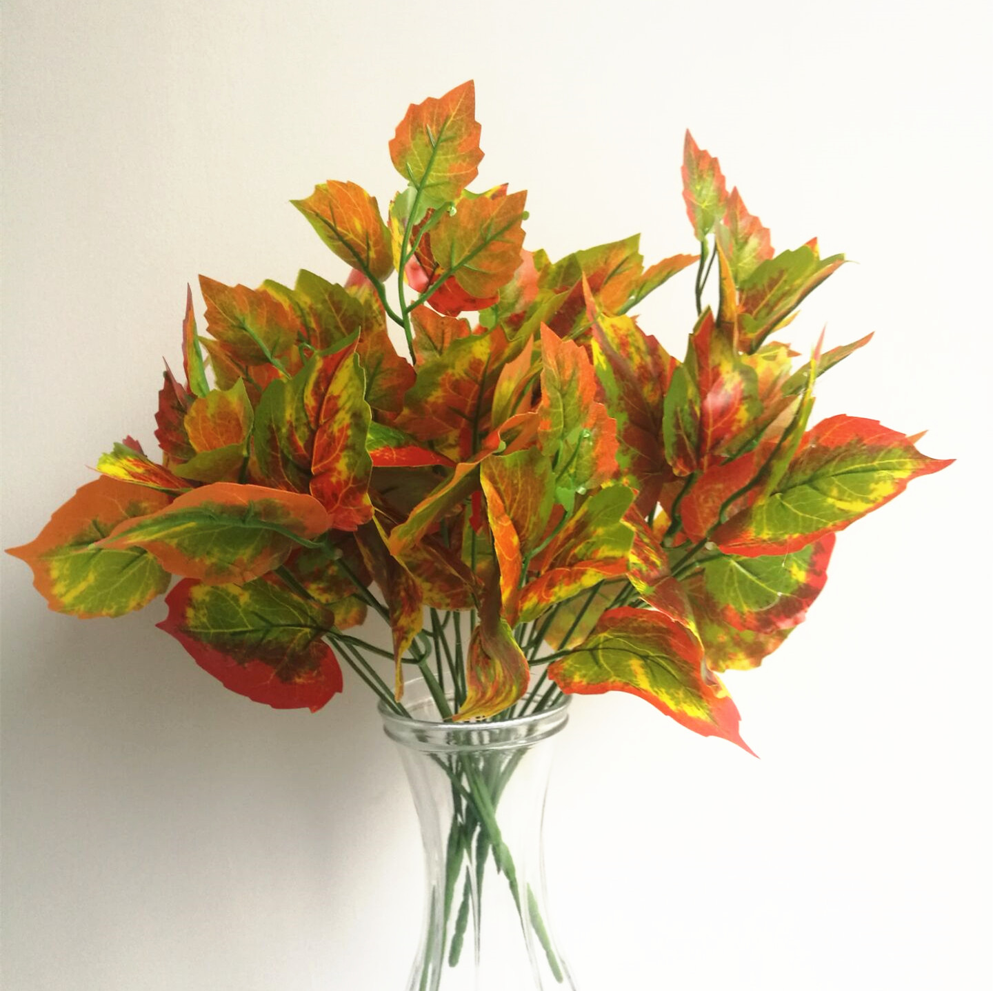 

Artificial Maple leaf Plant Autumn Red Maple Leaves Plastic Greenery 35cm Long 7 Stems/Piece for Home Party Decoration