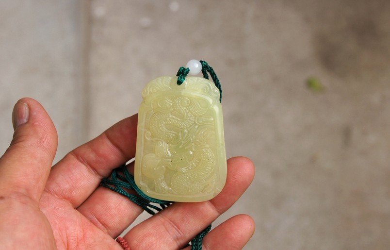 Sculpture faite à la main en vert jade naturel, mouche de dragon rectangle classique neuf jours. Pendentif collier talisman.