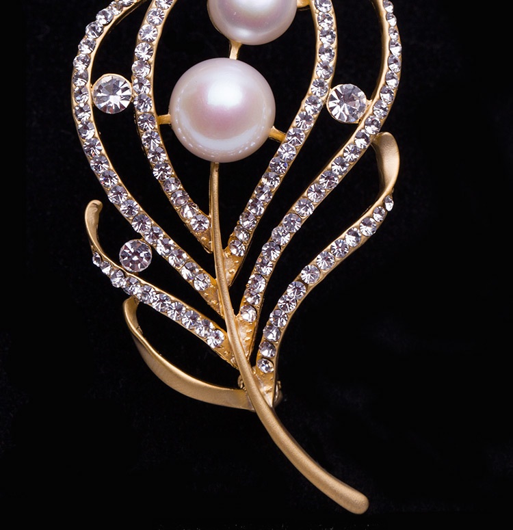 

Natural freshwater pearl brooch corsage 11-12mm natural pearl diamonds clothing accessories corsage pin simple Japanese and Korean mosaic zi