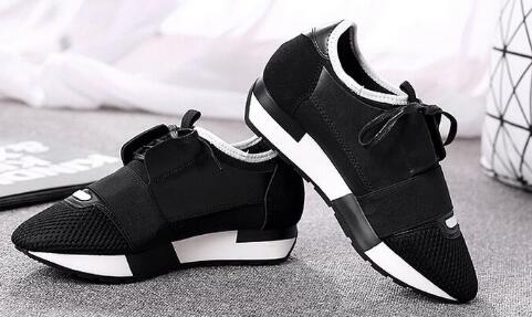 2020 Nouvelle Vente Chaude Designer Kanye West Course Coureur Casual Chaussures Homme Femme Classique Noir Blanc Maille Formateur Chaussures Snea