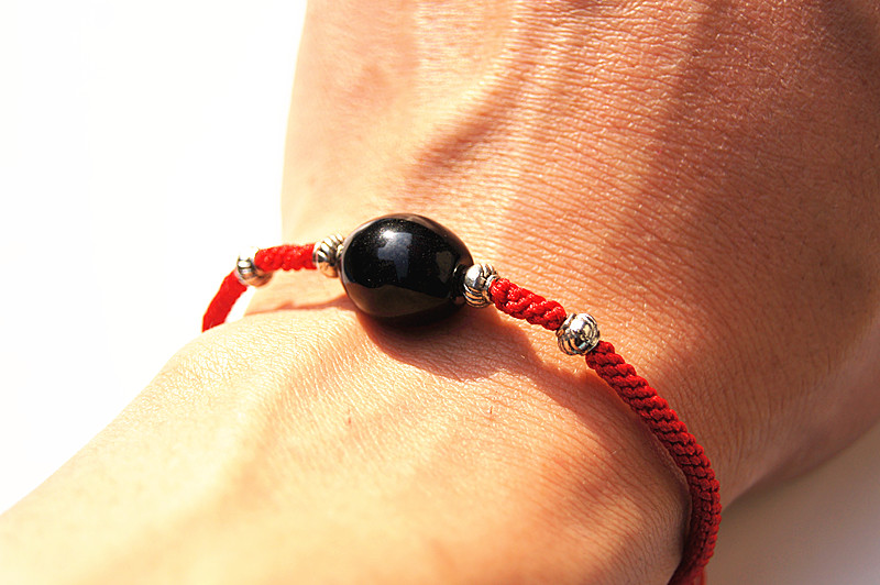 Caténaire à la main, tissage manuel pur noeud rouge de Hong Kong + perles d'agate tambour noir + bracelet de perles en argent tibétain.
