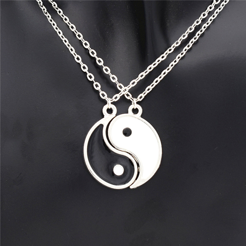 

Wholesale-1Pair Romantic Enamel Black and White Best Friend Tai Chi Pendants BFF Yin Yang Necklace Friendship Lover Couples Christmas Gift