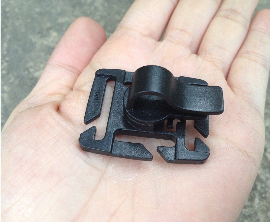 

Wholesale-10PCS/LOT Outdoor tool rotating plastic tactical buckle water Tube Pipe Hose Clip Holder For Backpack Camping Hiking