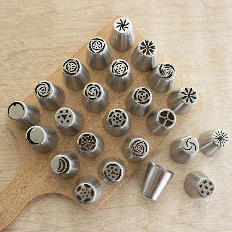 Formant un ensemble d'outils de cuisson de gâteaux de fleurs montés sur la bouche en acier inoxydable russe
