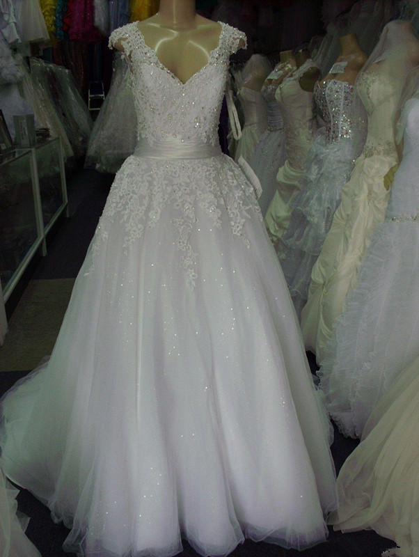 Image réelle Robes De Mariée En Dentelle 2019 Nouvelle Vente Chaude Col En V Perlée Une Ligne Cap Manches Bling Tulle Robes De Mariée Robe De Noi
