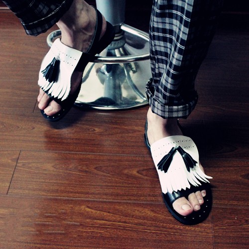 Punk Style Tassel Rivets Mans Sandals White Black Flats Cozy Leisure Genuine leather Strap Loafers Street Gladiators Men Hot
