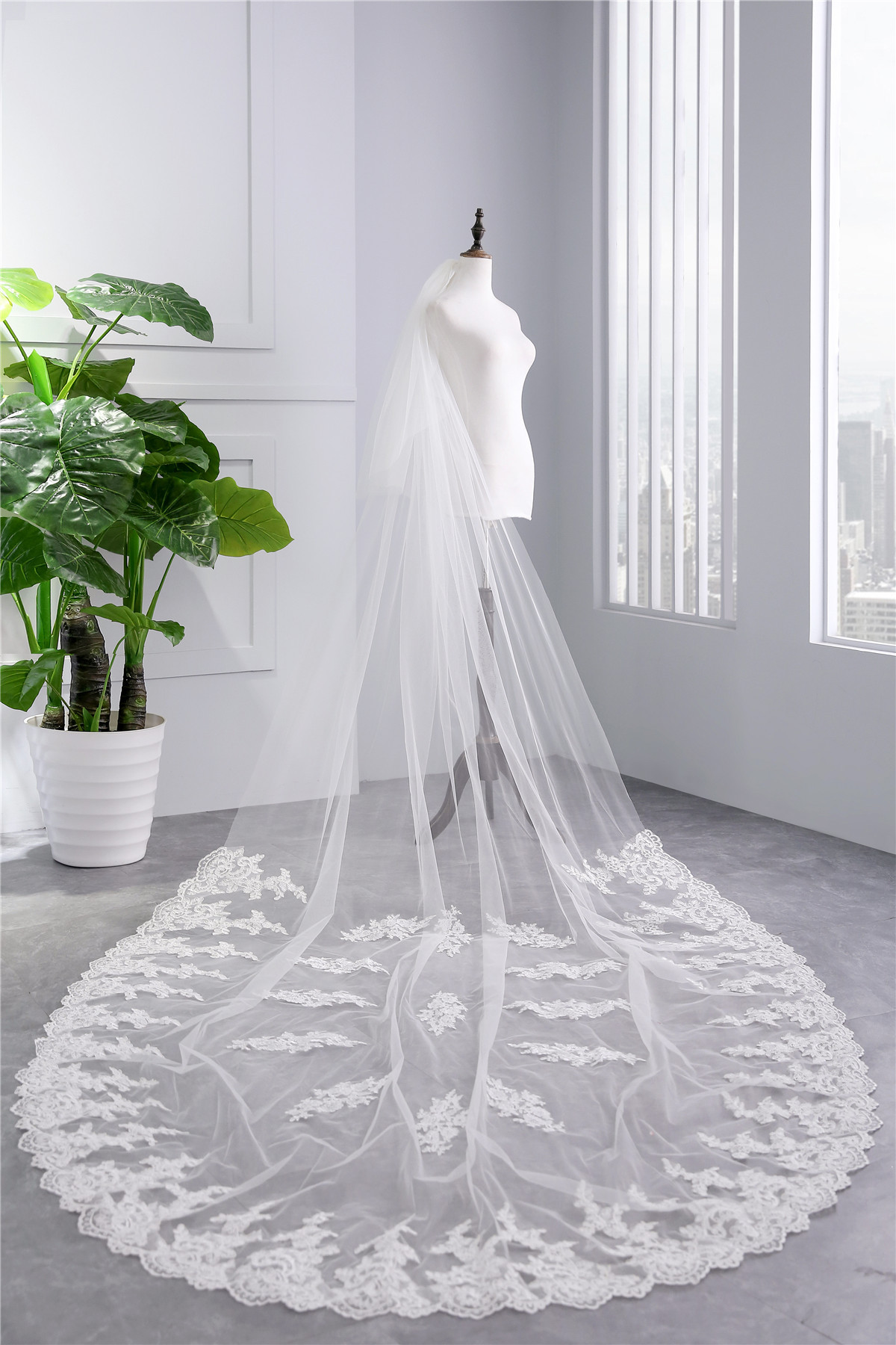 

Stunning Long Bridal veils Wedding veil Soft Tulle 3.5*1.8m 2 layers wedding veils with comb applique edge, White