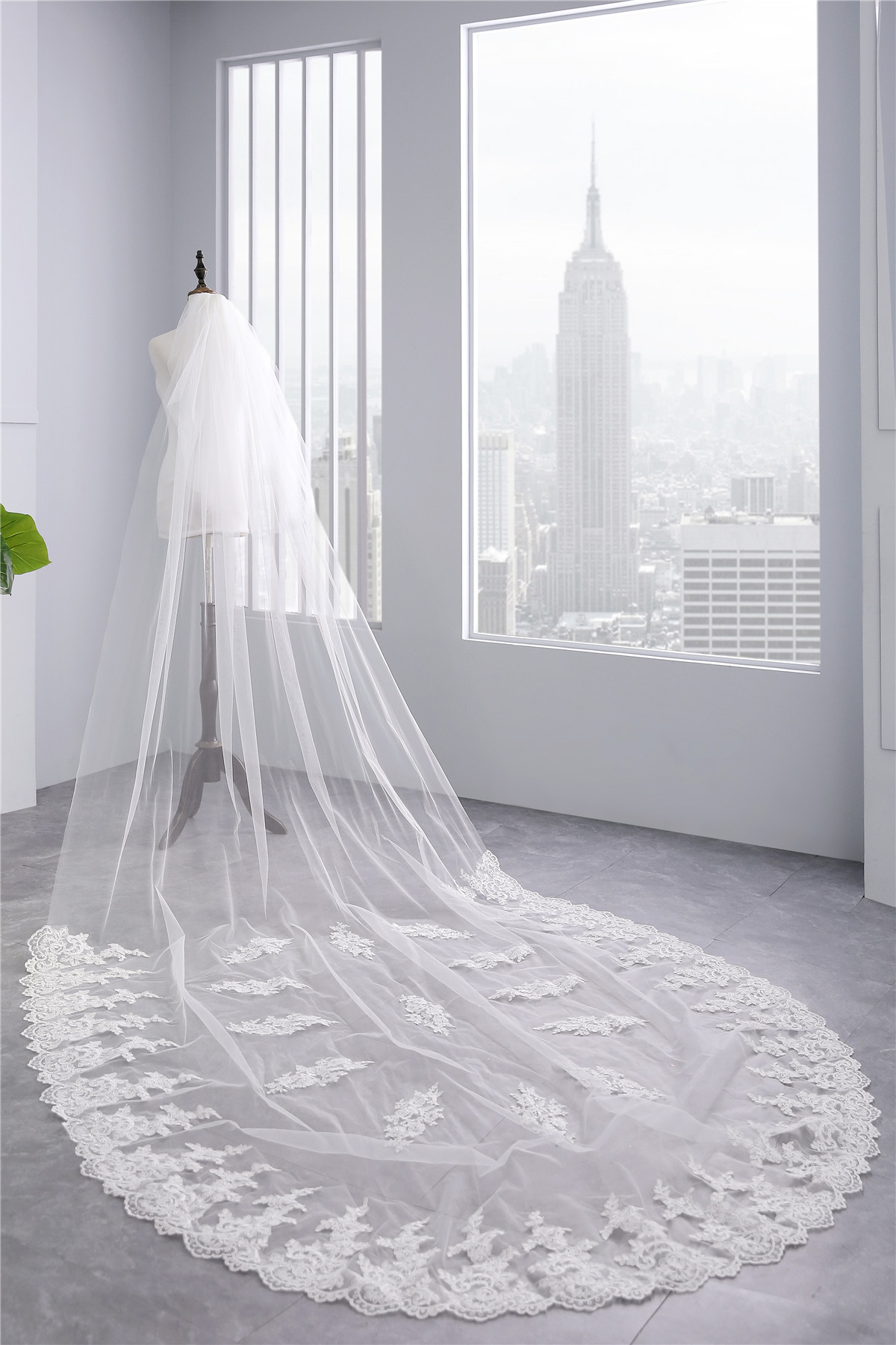 

2018 New High Quality Long White Ivory Wedding Veil Appliques Lace Beaded Bridal Veils Bride Wedding Accessories For Wedding Dresses QC1211