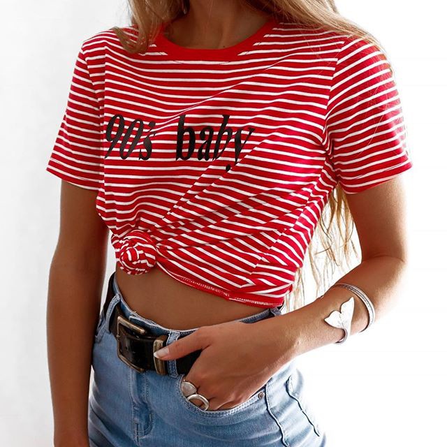 remera blanca con rayas rojas