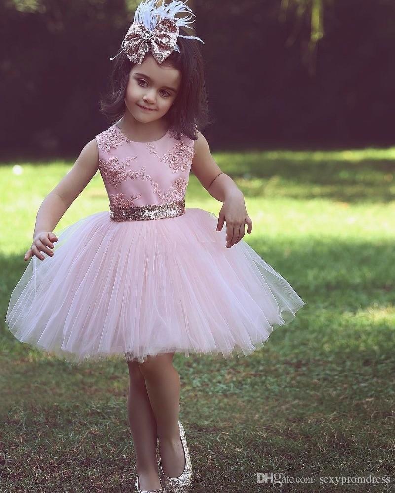

Pink Knee Length Girls Pageant Gowns With Gold Sequied Bow Lace Appliques Sleeveless Flower Girl Dresses For Wedding Baby Tulle Ball Gown