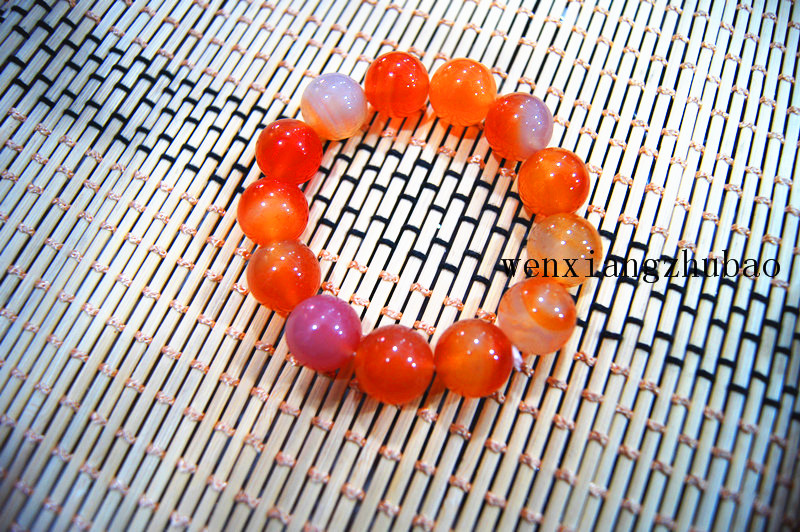 Perles moulues en agate rouge naturelle faites à la main. La perle unique mesure environ 16 mm de diamètre et forme un joli bracelet