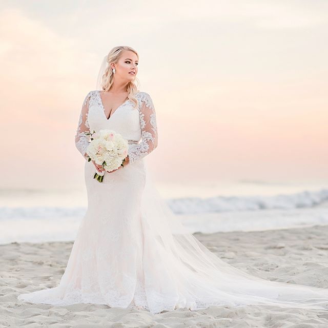 

Deep V Neck Sheath Wedding Dresses Sheer Long Sleeve Plus Size Wedding Gowns Beaded Belt Waist vestido de renda, White