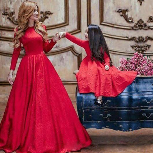 

2019 Fashion Mother and Daughter Matching A-line Prom Dresses Crew Neck Long Sleeves Lace Skirts Sweep Train Evening Party Dresses, White