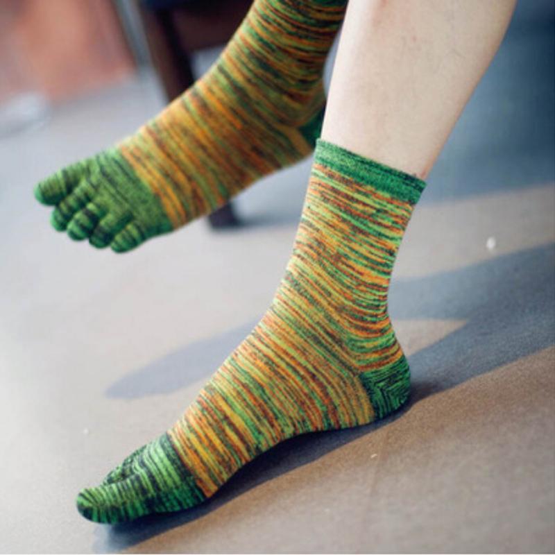 Le plus récent coton mélangé doux chaussettes occasionnels taille libre hommes femmes couleur rétro cinq chaussettes à bout de doigt en gros
