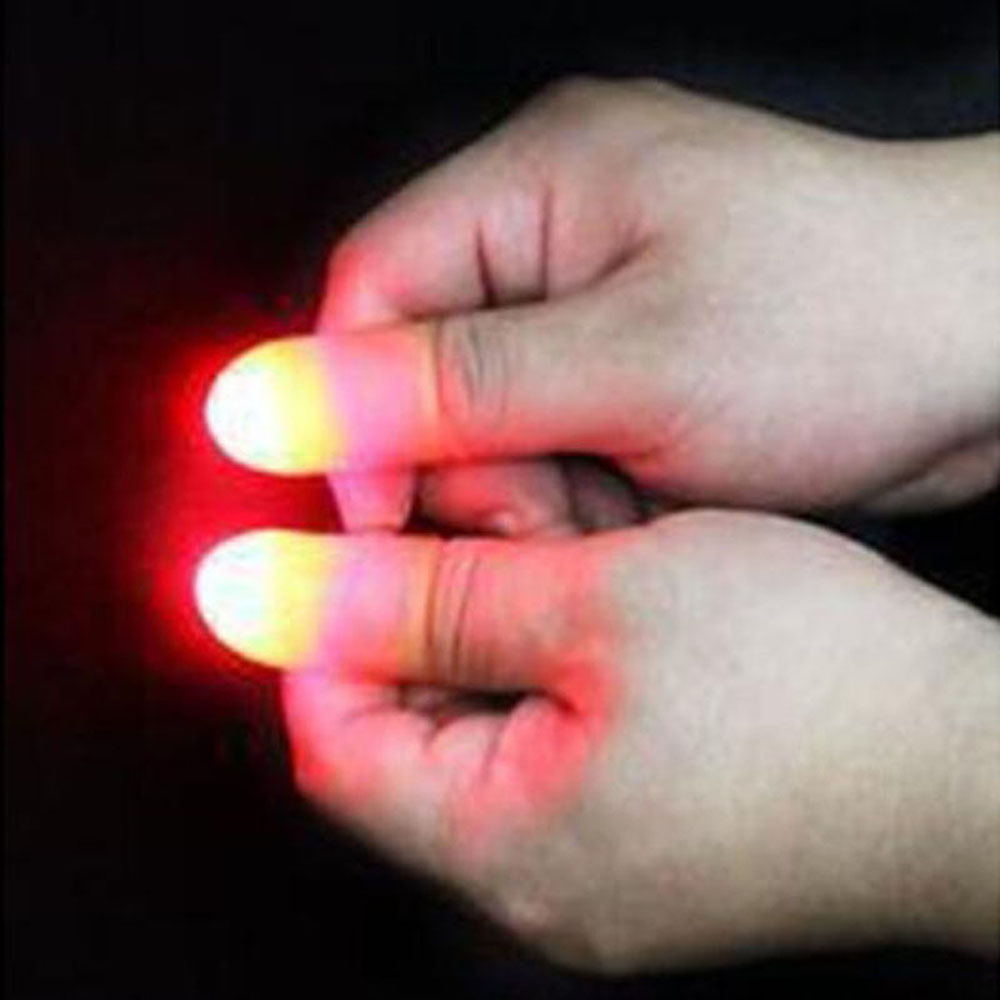Magisches leuchtendes Licht im Dunkeln Daumen Blinkende Finger Zaubertrick