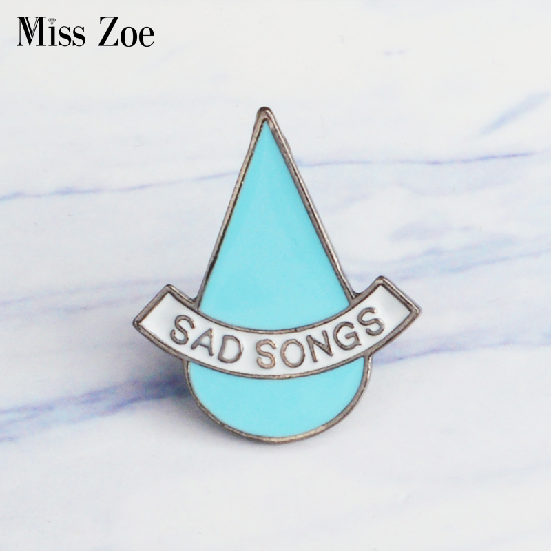 

Miss Zoe Sad songs tear drop Emaille Pin broche Revers Pin Eenvoudig pictogrammen Pins Button Badge Denim Jeans Cartoon mode-sieraden Gift, Gray