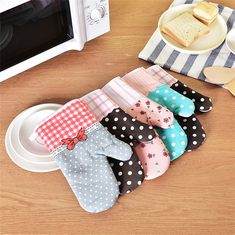 

Kitchen Gloves Cotton Cloth Thickening and Heat Insulation Gloves Kitchen Microwave Oven is Hot and Hot Proof.