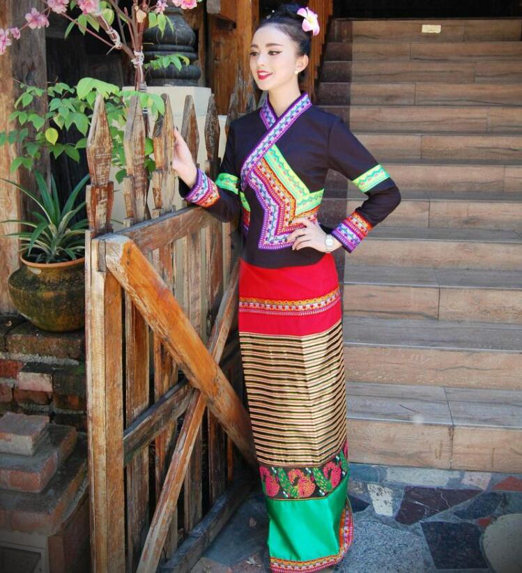 

Chinese Yunnan Dai costume traditional retro modern clothing female black long sleeves holiday dress photo activity Jacket + skirt