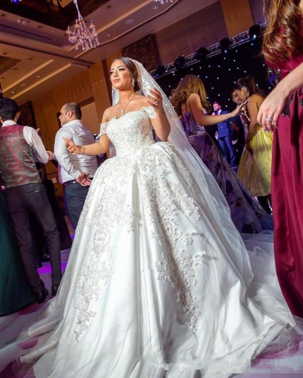 

2018 Luxury Arabic Princess Ball Gown Wedding Dresses from China Off Shoulder Lace Applique Vintage Plus Size Wedding Bridal Gowns Backless, Champagne