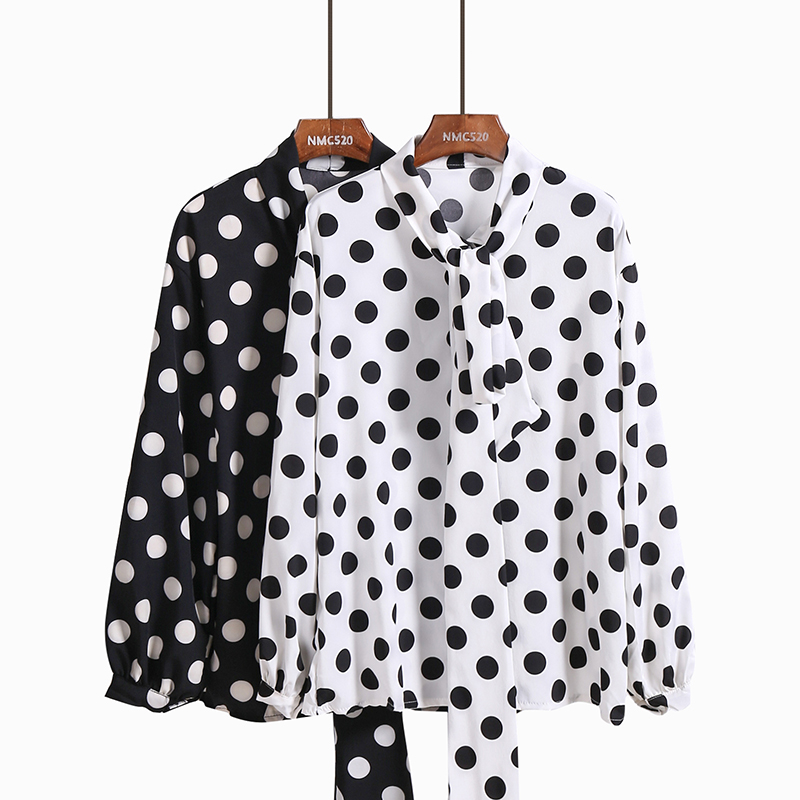 blusa negra con lunares blancos