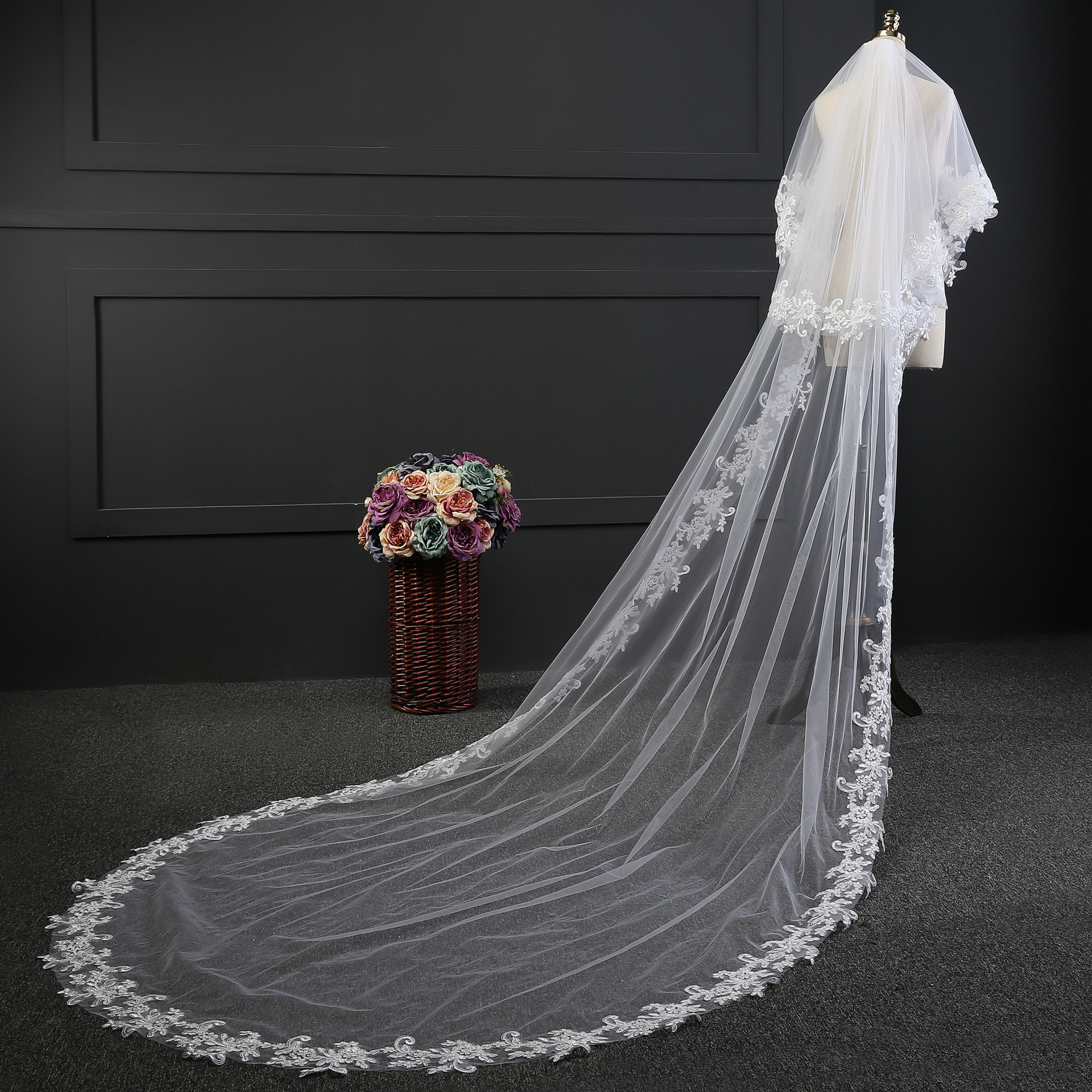 

2018 New High Quality Long White Ivory Wedding Veil Appliques Lace Beaded Bridal Veils Bride Wedding Accessories For Wedding Dresses QC1202