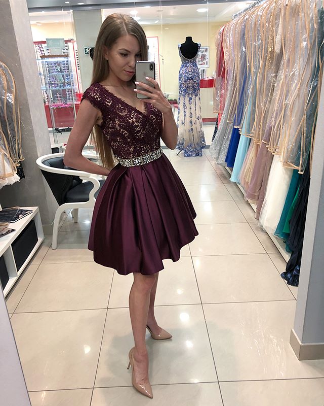 

Deep V Neck Sexy Short Prom Dresses Lace A-Line Satin Formal Dresses Beaded Waist Charming Homecoming Dresses Burgundy Graduation Gowns, Dark red
