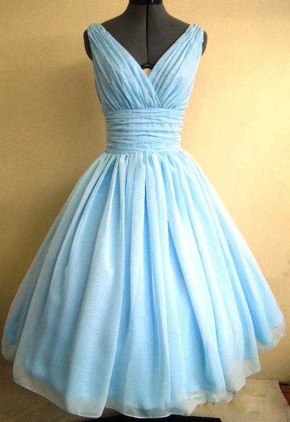 Bleu ciel clair des années 1950 robe de soirée de cocktail Vintage longueur de thé, plus la taille en mousseline de soie froncé col en V femmes r