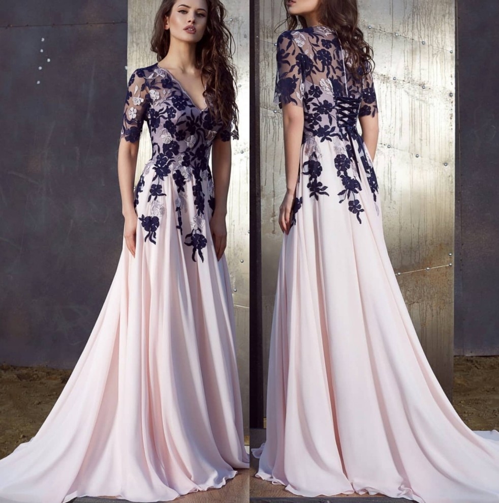 

Chic Lace Applique Mother Of The Bride Dresses Short Sleeves Plus Size V Neck Wedding Guest Dress Floor Length Chiffon Evening Gowns