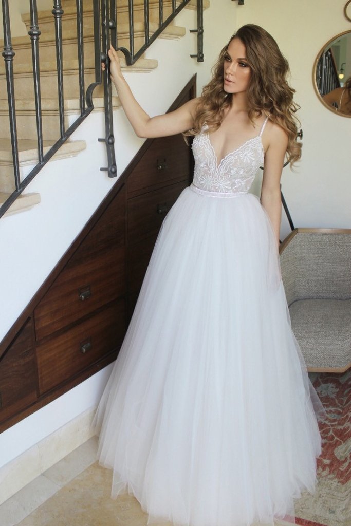 

Simple Fashion Spaghetti Straps Deep V Neck Sexy Sash Princess Tulle A Line Wedding Dress Lace Bridal Gown Appliques Floor Length Embroidery, Red & white