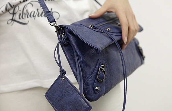 

An Liya Europe and the United States new locomotive bag clutch casual envelopes clutch bag rivet shoulder Messenger bag, Red