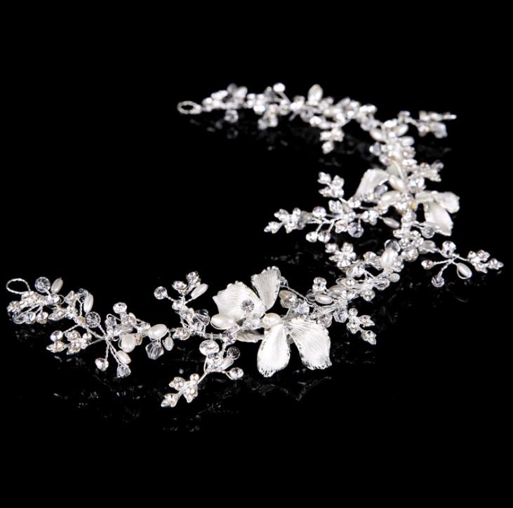 

Gold and silver hair with pearl leaves, diamond hair ornaments, hair brides, brides, headgear, bridal ornaments.