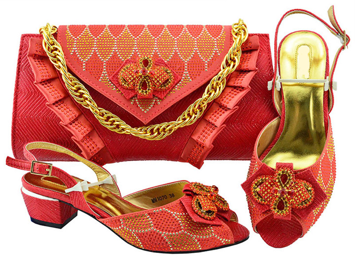 Belles chaussures à talons de chaton pour femmes rouges avec de grandes pompes africaines en cristal assorties à un ensemble de sac à main pour r