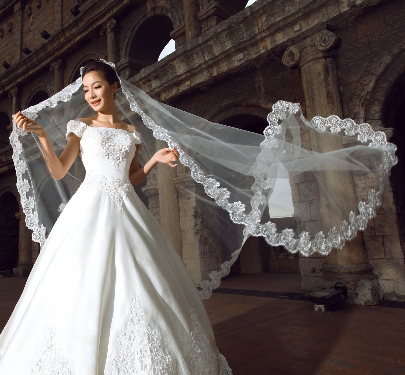 

2018 New Arrival Free Shipping Gorgeous One Layer Cheap Lace Wedding Dress Veils Bridal Veils For Fashion Ladies, White