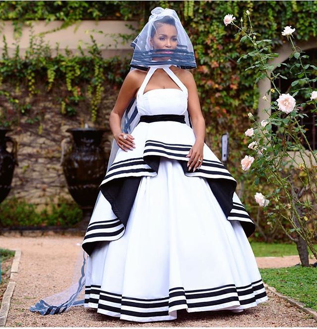 

White and Black Satin Wedding Dresses High Neck Ball Gown African Wedding Gowns Tiers Skirt Middle East Bride Dresses vestidos de noiva, Champagne