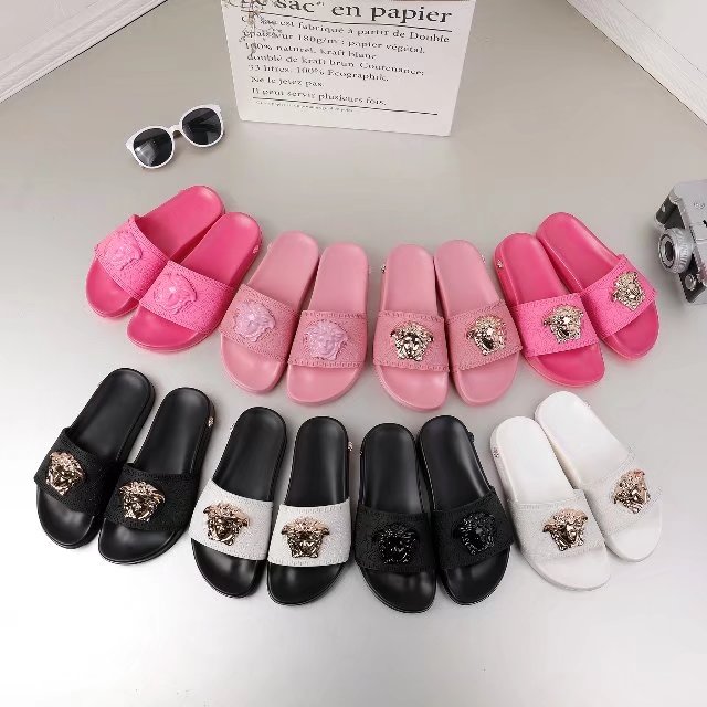 

2018 luxury brand Women Leather Slippers flip flops Designer Slippers Metal chains Summer sandals Beach Shoes fashion slippers with box