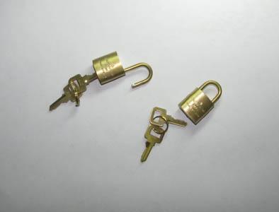 

customer order , Add parts : Lock set = 1 lock + 2 keys . snap hook , padlock , strap ...... etc. NOT SOLD SEPARATELY !!!