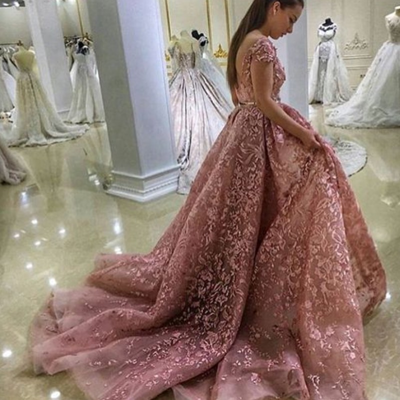 

Gorgeous Embroidery Applique Evening Dresses Dubai Saudi Arabic A-line Lace Evening Gowns Crystal Sash 2018 Prom Dresses robes de soirée, Fuchsia