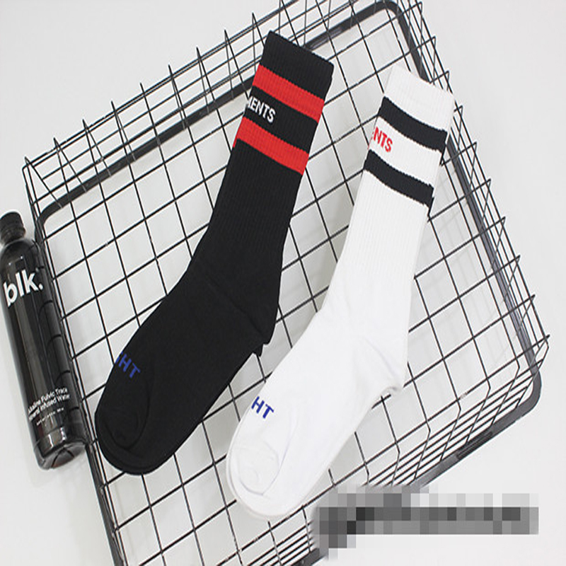 

Vetements Socks Mens Socks Teenager Hip -Hop Style White Black Long Sockings Letter Embroidery Athletic Leg Warmers Stripe Socks 01